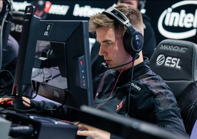 4名年轻球 4名年轻球